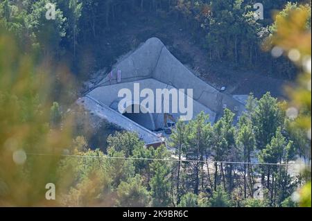 Das Projekt der Umgehungsstraße von Omis an der dalmatinischen Küste Kroatiens, das den Bau einer 216 Meter langen Brücke umfasst, die zwei Tunnel verbindet, ist in vollem Gange. Dies ist eines der komplexesten Infrastrukturprojekte, die derzeit in Kroatien durchgeführt werden, und wird auch den Bau der Schnellstraße Stobrec – Dugi Rat – Omis ermöglichen, die während der touristischen Saison dazu beitragen wird, Verkehrsprobleme auf der stark befahrenen Strecke Split-Omis zu lindern. Der Bau der Brücke 70 Meter über der Schlucht des Flusses Cetina, die den neuen Komorjak-Tunnel mit dem bestehenden Omis-Tunnel verbinden wird, begann im Jahr 2019. Konstruktio Stockfoto