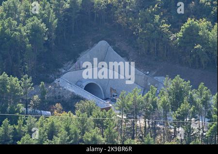 Das Projekt der Umgehungsstraße von Omis an der dalmatinischen Küste Kroatiens, das den Bau einer 216 Meter langen Brücke umfasst, die zwei Tunnel verbindet, ist in vollem Gange. Dies ist eines der komplexesten Infrastrukturprojekte, die derzeit in Kroatien durchgeführt werden, und wird auch den Bau der Schnellstraße Stobrec – Dugi Rat – Omis ermöglichen, die während der touristischen Saison dazu beitragen wird, Verkehrsprobleme auf der stark befahrenen Strecke Split-Omis zu lindern. Der Bau der Brücke 70 Meter über der Schlucht des Flusses Cetina, die den neuen Komorjak-Tunnel mit dem bestehenden Omis-Tunnel verbinden wird, begann im Jahr 2019. Konstruktio Stockfoto