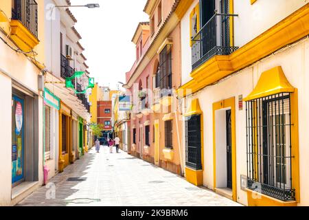 Farbenfrohe Häuser in der Calle del Angel in der spanischen Stadt an der Grenze zu Gibraltar, La Línea de la Concepción, Spanien Stockfoto