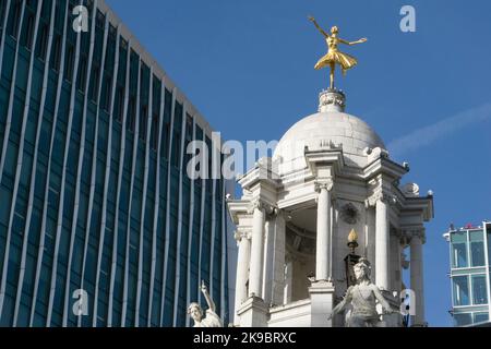 Eine goldene Ballerina-Statue auf der Kuppel des Victoria Palace Theatre in London, wo derzeit die britische Produktion von Lin-Manuel Mirandas Musical zu sehen ist Stockfoto