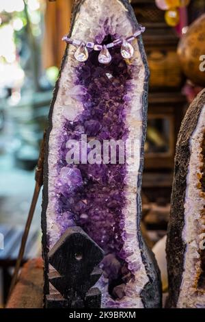 Große Amethyst-Kristallgeode. Roher roher violetter Edelstein. Selektiver Fokus. Stockfoto