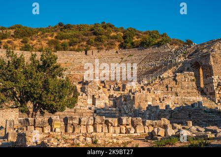 Ephesus Ancient Theatre bei Sonnenuntergang. Selcuk, Izmir. Beliebtes Touristengebiet in der Türkei Stockfoto