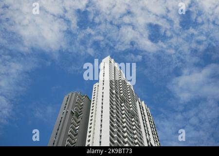 Blick auf die Wohngebäude von signapore in einem niedrigen Winkel vor blauem Himmel Stockfoto