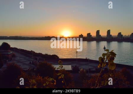 Herbstlicher Sonnenaufgang über der Themse im Osten Londons Stockfoto