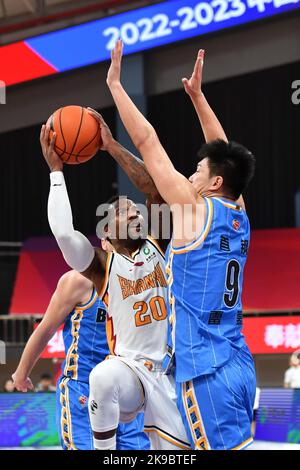 Hangzhou, Chinas Provinz Zhejiang. 27. Oktober 2022. Kay Felder (L) aus Shanxi Loongs geht während des 8.-Runden-Spiels gegen die Pekinger Ducks in der Saison 2022-2023 der Liga der Chinesischen Basketballvereinigung (CBA) in Hangzhou, der ostchinesischen Provinz Zhejiang, am 27. Oktober 2022 in einen Korb. Quelle: Chen Zhenhai/Xinhua/Alamy Live News Stockfoto