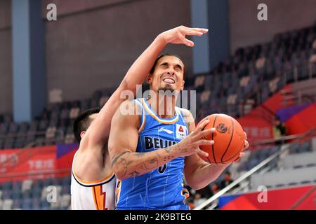 Hangzhou, Chinas Provinz Zhejiang. 27. Oktober 2022. Nick Johnson (R) von Beijing Ducks geht während des 8.-Runden-Spiels gegen Shanxi Loongs in der Saison 2022-2023 der Chinese Basketball Association (CBA) League in Hangzhou, der ostchinesischen Provinz Zhejiang, am 27. Oktober 2022 in einen Korb. Quelle: Chen Zhenhai/Xinhua/Alamy Live News Stockfoto