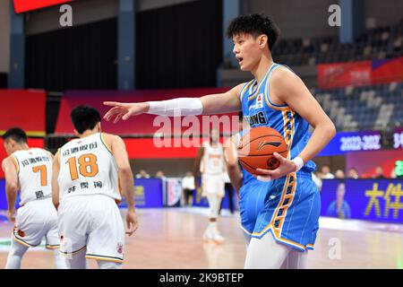 Hangzhou, Chinas Provinz Zhejiang. 27. Oktober 2022. Zeng Fanbo (vorne) der Pekinger Ducks reagiert während des 8.-Runden-Spiels gegen Shanxi Loongs in der Saison 2022-2023 der Chinese Basketball Association (CBA) League in Hangzhou, Ostchina, Provinz Zhejiang, 27. Oktober 2022. Quelle: Chen Zhenhai/Xinhua/Alamy Live News Stockfoto