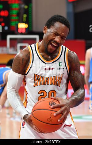 Hangzhou, Chinas Provinz Zhejiang. 27. Oktober 2022. Kay Felder aus Shanxi Loongs reagiert während des 8.-Runden-Spiels gegen Peking-Ducks auf die Saison 2022-2023 der Chinese Basketball Association (CBA) League in Hangzhou, Ostchina, Provinz Zhejiang, am 27. Oktober 2022. Quelle: Chen Zhenhai/Xinhua/Alamy Live News Stockfoto