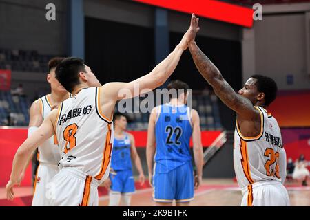 Hangzhou, Chinas Provinz Zhejiang. 27. Oktober 2022. Kay Felder (vorne R) von Shanxi Loongs feiert mit Teamkollege Zhang Ning (vorne L) während des 8.-Runden-Spiels gegen Beijing Ducks in der Saison 2022-2023 der Liga der Chinesischen Basketballvereinigung (CBA) in Hangzhou, der ostchinesischen Provinz Zhejiang, am 27. Oktober 2022. Quelle: Chen Zhenhai/Xinhua/Alamy Live News Stockfoto