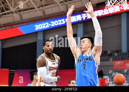Hangzhou, Chinas Provinz Zhejiang. 27. Oktober 2022. Kay Felder (vorne L) aus Shanxi Loongs übergibt den Ball während des 8.-Runden-Spiels gegen die Pekinger Ducks in der Saison 2022-2023 der Chinese Basketball Association (CBA) League in Hangzhou, Ostchina, Provinz Zhejiang, 27. Oktober 2022. Quelle: Chen Zhenhai/Xinhua/Alamy Live News Stockfoto