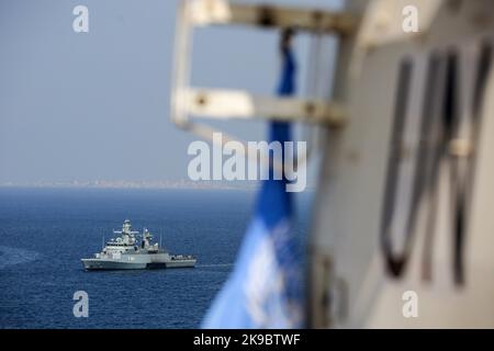 27. Oktober 2022, Libanon, Naqoura: Das Marineschiff der Vereinten Nationen für Friedenssicherung (UNIFIL) fährt vor der Küste des südlichen Dorfes Naqoura, wo sich die libanesische und die israelische Delegation treffen werden. Israel und der Libanon haben nach einem jahrzehntelangen Konflikt um die Kontrolle der Grenze eine Vereinbarung über eine gemeinsame Seegrenzen unterzeichnet, die eine Gasförderung unter Wasser beinhaltet. Foto: Marwan Naamani/dpa Stockfoto