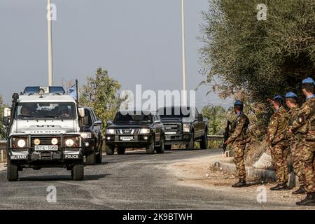 27. Oktober 2022, Libanon, Naqoura: Italienische Soldaten der Friedenstruppen der Vereinten Nationen im Südlibanon (UNIFIL) beobachten die Ankunft einer libanesischen Delegation zum Austausch des US-vermittelten Seeverkehrsabkommens zwischen dem Libanon und Israel. Israel und der Libanon haben nach einem jahrzehntelangen Konflikt um die Kontrolle der Grenze eine Vereinbarung über eine gemeinsame Seegrenzen unterzeichnet, die eine Gasförderung unter Wasser beinhaltet. Foto: Marwan Naamani/dpa Stockfoto