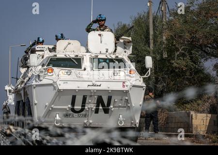 27. Oktober 2022, Libanon, Naqoura: Truppen der Vereinten Nationen zur Friedenssicherung (UNIFIL) begeben sich zu ihrem Hauptquartier im südlichen Dorf Naqoura, wo sich libanesische und israelische Delegationen treffen werden. Israel und der Libanon haben nach einem jahrzehntelangen Konflikt um die Kontrolle der Grenze eine Vereinbarung über eine gemeinsame Seegrenzen unterzeichnet, die eine Gasförderung unter Wasser beinhaltet. Foto: Marwan Naamani/dpa Stockfoto