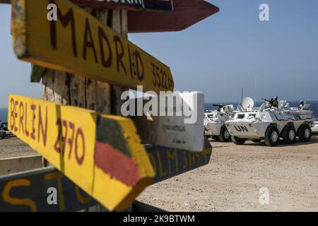 27. Oktober 2022, Libanon, Naqoura: Truppen der Vereinten Nationen zur Friedenssicherung (UNIFIL) sichern sich ein Gebiet außerhalb ihres Hauptquartiers im südlichen Dorf Naqoura, wo sich libanesische und israelische Delegationen treffen werden. Israel und der Libanon haben nach einem jahrzehntelangen Konflikt um die Kontrolle der Grenze eine Vereinbarung über eine gemeinsame Seegrenzen unterzeichnet, die eine Gasförderung unter Wasser beinhaltet. Foto: Marwan Naamani/dpa Stockfoto