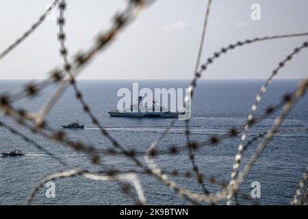 27. Oktober 2022, Libanon, Naqoura: Ein Marineschiff der Vereinten Nationen zur Friedenssicherung (UNIFIL) sichert ein Gebiet vor der Küste des südlichen Dorfes Naqoura, wo sich libanesische und israelische Delegationen treffen werden. Israel und der Libanon haben nach einem jahrzehntelangen Konflikt um die Kontrolle der Grenze eine Vereinbarung über eine gemeinsame Seegrenzen unterzeichnet, die eine Gasförderung unter Wasser beinhaltet. Foto: Marwan Naamani/dpa Stockfoto