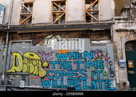 Paris, Frankreich, vor dem verlassenen Apartmentgebäude im Stadtzentrum mit Street Art, Graffiti Stockfoto