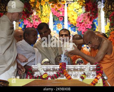 Vrindavan, Indien. 26. Oktober 2022. Anhänger des ISKCON-Tempels beten am glückverheißenden Tag von Goverdhan Puja, am Tag nach dem Diwali-Fest in Vrindavan am 26. Oktober 2022.Govardhan Puja ist eines der größten Feste im Monat Kartik, das auf dem Shukla Paksha Pratipad beobachtet wird, Wird mit großem Jubel in Shri Krishna Balaram mandir in Shridham Vrindavan gefeiert. An diesem Tag werden die Utsav Vigraha von Krishna Balaram nach Goshala gebracht, wo die Kühe mit Respekt verehrt werden. (Foto: Shashi Sharma/Pacific Press/Sipa USA) Quelle: SIPA USA/Alamy Live News Stockfoto