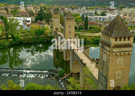 Die Pont Valentré über den Fluss Lot bei Cahors in der Region Oczitanien in Südfrankreich. Stockfoto