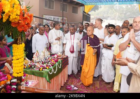 Vrindavan, Indien. 26. Oktober 2022. Anhänger des ISKCON-Tempels beten am glückverheißenden Tag von Goverdhan Puja, am Tag nach dem Diwali-Fest in Vrindavan am 26. Oktober 2022.Govardhan Puja ist eines der größten Feste im Monat Kartik, das auf dem Shukla Paksha Pratipad beobachtet wird, Wird mit großem Jubel in Shri Krishna Balaram mandir in Shridham Vrindavan gefeiert. An diesem Tag werden die Utsav Vigraha von Krishna Balaram nach Goshala gebracht, wo die Kühe mit Respekt verehrt werden. (Foto: Shashi Sharma/Pacific Press/Sipa USA) Quelle: SIPA USA/Alamy Live News Stockfoto