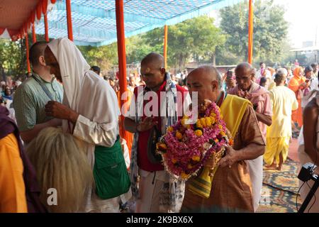 Vrindavan, Indien. 26. Oktober 2022. Anhänger des ISKCON-Tempels beten am glückverheißenden Tag von Goverdhan Puja, am Tag nach dem Diwali-Fest in Vrindavan am 26. Oktober 2022.Govardhan Puja ist eines der größten Feste im Monat Kartik, das auf dem Shukla Paksha Pratipad beobachtet wird, Wird mit großem Jubel in Shri Krishna Balaram mandir in Shridham Vrindavan gefeiert. An diesem Tag werden die Utsav Vigraha von Krishna Balaram nach Goshala gebracht, wo die Kühe mit Respekt verehrt werden. (Foto: Shashi Sharma/Pacific Press/Sipa USA) Quelle: SIPA USA/Alamy Live News Stockfoto