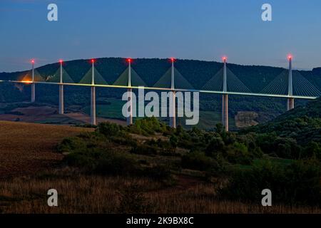 Das Viadukt von Millau führt über die Bundesstraße A75, bekannt als „La Meridienne“, das Tal des Flusses Tarn in Aveyron, Midi-Pyrenees, Frankreich Stockfoto