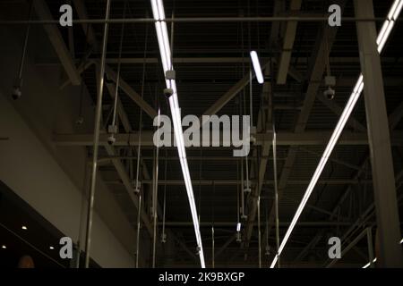 Beleuchtung an der Decke. Innenansicht des Gebäudes. Fluoreszierendes Licht. Gaslampe im Produktionsgebäude Stockfoto