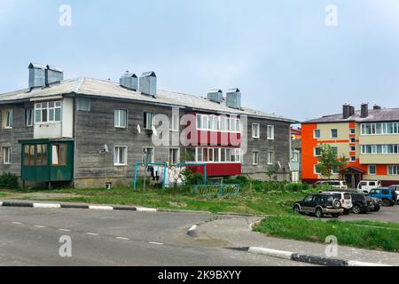 Yuzhno-Kurilsk, Russland - 01. August 2022: Stadtbild des Dorfes Yuzhno-Kurilsk auf der Insel Kunashir Stockfoto