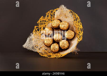 goldene Bonbons boquet. Süße Schokolade Bonbons wie Blumen. Geschenk zum Geburtstag, Valentinstag Stockfoto