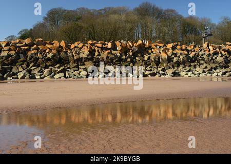 Felsrüstung entlang der Ufermauer bei Dawlish Warren. Stockfoto