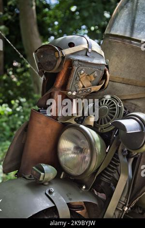 Helm, Brille, Gewehr und Lederholster auf der Vorderseite Einer United States Army Ordanance Department Harley Davidson Liberator WLA Solo Motorrad Engl Stockfoto