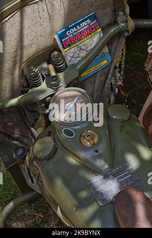 Der Pertol Tank und Lenker eines Zweiten Weltkriegs United States Army Liberator Harley Davidson WLA Ordanance Department Solo Motorrad mit Route Stockfoto