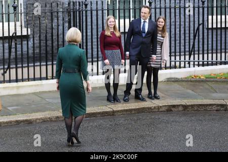 London, Großbritannien. 25. Oktober 2022. Die ausugsamende britische Premierministerin Liz Truss geht ihrem Mann Hugh O'Leary und ihren Töchtern Frances and Liberty entgegen, nachdem sie in der Downing Street vor nationalen und internationalen Medien ihre Abschlusserklärung abgegeben hat. Der neue britische Premierminister Rishi Sunak wird nach einem Treffen mit Kings Charles im Buckingham Palace eine Erklärung abgeben. Rishi Sunak ist der erste nicht-weiße und der jüngste Premierminister. Kredit: SOPA Images Limited/Alamy Live Nachrichten Stockfoto