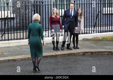 London, Großbritannien. 25. Oktober 2022. Die ausugsamende britische Premierministerin Liz Truss geht ihrem Mann Hugh O'Leary und ihren Töchtern Frances and Liberty entgegen, nachdem sie in der Downing Street vor nationalen und internationalen Medien ihre Abschlusserklärung abgegeben hat. Der neue britische Premierminister Rishi Sunak wird nach einem Treffen mit Kings Charles im Buckingham Palace eine Erklärung abgeben. Rishi Sunak ist der erste nicht-weiße und der jüngste Premierminister. (Foto von Steve Taylor/SOPA Images/Sipa USA) Quelle: SIPA USA/Alamy Live News Stockfoto