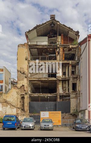 Belgrad, Serbien - 01. Oktober 2022: Denkmal für die Fernseharbeiter des serbischen Rundfunks RTS-Gebäude, das im Jahr 1999 während der NATO-Aggression abgerissen wurde. Stockfoto