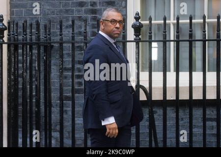 James Cleverly, Staatssekretär für auswärtige Angelegenheiten, Commonwealth- und Entwicklungsfragen, in der Downing Street zu einem Kabinettstreffen. Stockfoto