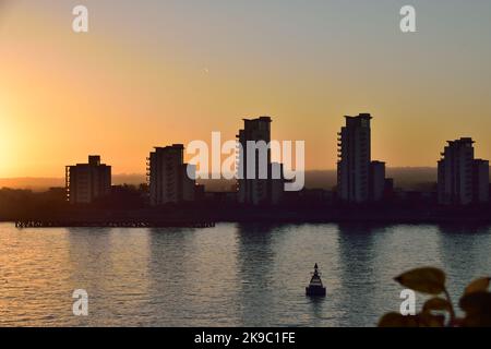 Herbstlicher Sonnenaufgang über der Themse im Osten Londons Stockfoto