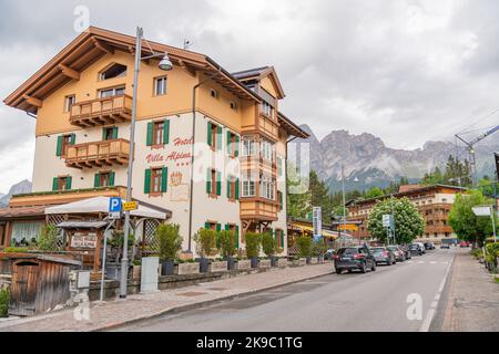 Eine leere Straße im Sommer im Ferienort Cortina, Italien Stockfoto