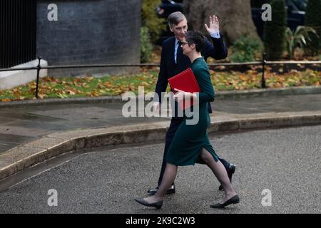 London, Großbritannien. 25.. Oktober 2022. Chloe Smith, Staatssekretär für Arbeit und Altersversorgung, und Jacob Rees-Mogg, Staatssekretär für Wirtschaft, Energie und Industriestrategie, treffen sich kurz vor der Ernennung von Rishi Sunak zum Premierminister in der Downing Street 10 zur letzten Kabinettssitzung der Regierung von Liz Truss. Rishi Sunak wird von König Karl III. Zum Premierminister ernannt, nachdem er den konservativen Führungswettbewerb als einziger Kandidat gewonnen hat, der die erforderlichen 100 Nominierungen erhalten hat. Kredit: Mark Kerrison/Alamy Live Nachrichten Stockfoto