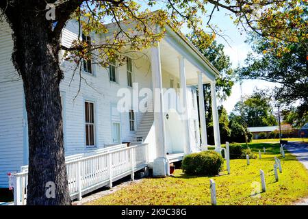 Pantego Museum und Heimat der Ye Olde Akademie, erbaut 1847. Berühmt für seine Außentreppen, die einen Bogen vor dem ursprünglichen Schulhaus bilden, ist es das erste, das im Osten von North Carolina bekannt ist, um Freitreppen in Bogenform für den Eintritt in den zweiten Stock zu verwenden, Pantego, North Carolina, Samstag, 22. Oktober 2022. Foto von Jennifer Graylock-Alamy News 917-519-7666 Quelle: Jennifer Graylock/Alamy Live News Stockfoto