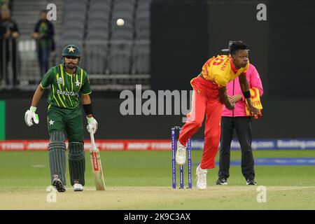 Perth Stadium, Perth, Australien. 27. Oktober 2022. T20 international Cricket Pakistan versus Zimbabwe; Blessing Muzarabani of Zimbabwe Bowls Credit: Action Plus Sports/Alamy Live News Stockfoto