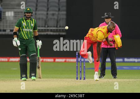 Perth Stadium, Perth, Australien. 27. Oktober 2022. T20 international Cricket Pakistan versus Zimbabwe; Luke Jongwe of Zimbabwe Bowls Credit: Action Plus Sports/Alamy Live News Stockfoto