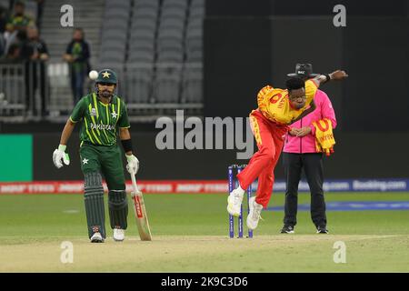 Perth Stadium, Perth, Australien. 27. Oktober 2022. T20 international Cricket Pakistan versus Zimbabwe; Blessing Muzarabani of Zimbabwe Bowls Credit: Action Plus Sports/Alamy Live News Stockfoto