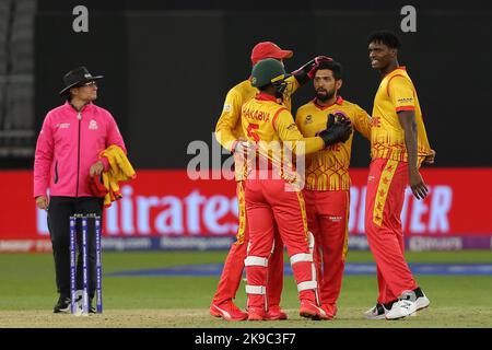 Perth Stadium, Perth, Australien. 27. Oktober 2022. T20 International Cricket Pakistan versus Zimbabwe; Zimbabwe Celebrate a Wicket Credit: Action Plus Sports/Alamy Live News Stockfoto