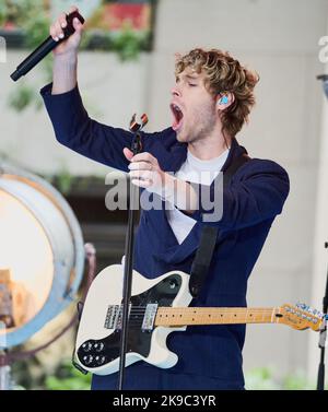 NEW YORK, NY, USA - 30. SEPTEMBER 2022: 5 Sekunden des Sommers treten auf der "Today" Show Concert Series von NBC auf der Rockefeller Plaza auf. Stockfoto