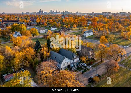 Detroit, Michigan - Herbstfarben auf der nahen Ostseite von Detroit. In vielen Stadtvierteln der Stadt gibt es viel leeres Land. Stockfoto