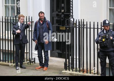 Simon Walker (C) vor der Downing Street Nr. 11 wartet auf die Ankunft des kommenden britischen Premierministers Rishi Sunak. Simon Walker ist der offizielle Nr. 10 Downing Street und der persönliche Fotograf des Rishi Sunak. Stockfoto