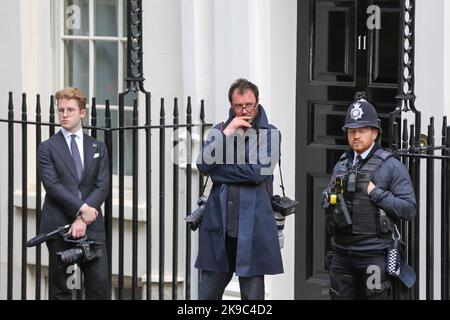 Simon Walker (C) vor der Downing Street Nr. 11 wartet auf die Ankunft des kommenden britischen Premierministers Rishi Sunak. Simon Walker ist der offizielle Nr. 10 Downing Street und der persönliche Fotograf des Rishi Sunak. Stockfoto