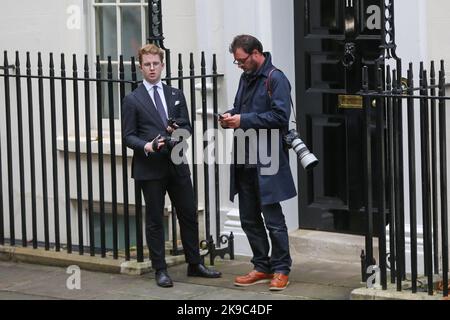 Simon Walker (R) vor der Downing Street Nr. 11 wartet auf die Ankunft des kommenden britischen Premierministers Rishi Sunak. Simon Walker ist der offizielle Nr. 10 Downing Street und der persönliche Fotograf des Rishi Sunak. Stockfoto