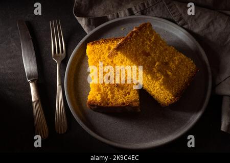 portugiesischer Spongecake auf dem Teller Stockfoto