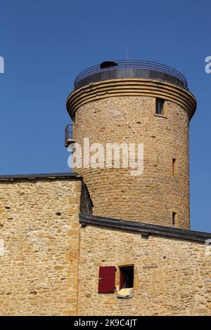 Turm im mittelalterlichen Dorf Oingt in Beaujolais, Frankreich Stockfoto